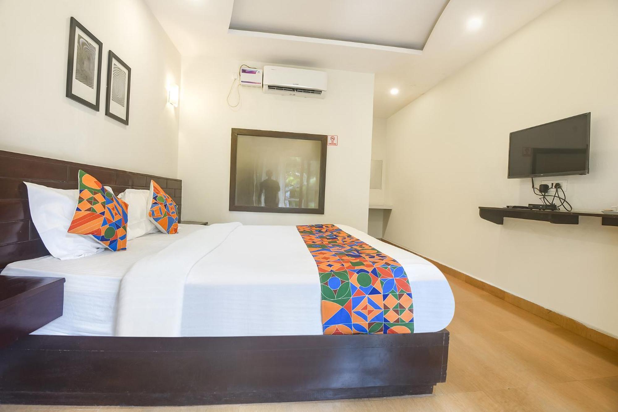 Fabhotel La Volga - Nr Morjim Beach Luaran gambar